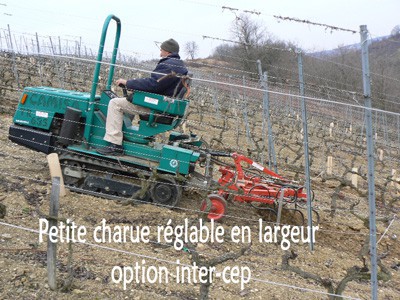 Petite charrue réglable en largeur