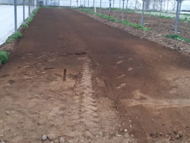 Enfouisseur de pierres et déchets pour travail à plat