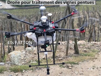 Drone pour traitement des vignes pentues