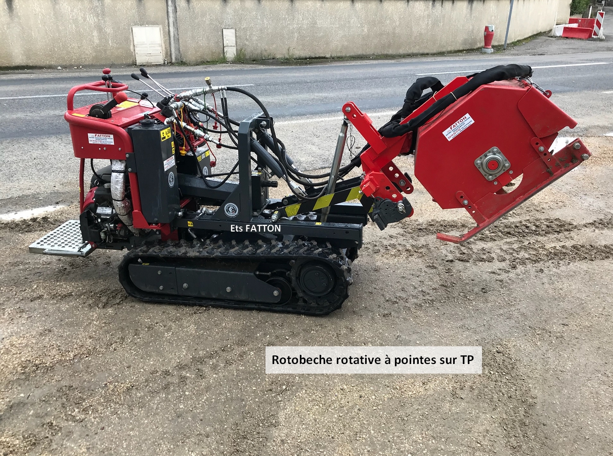 Rotobêche rotative à pointes pour vignes étroites sur TP